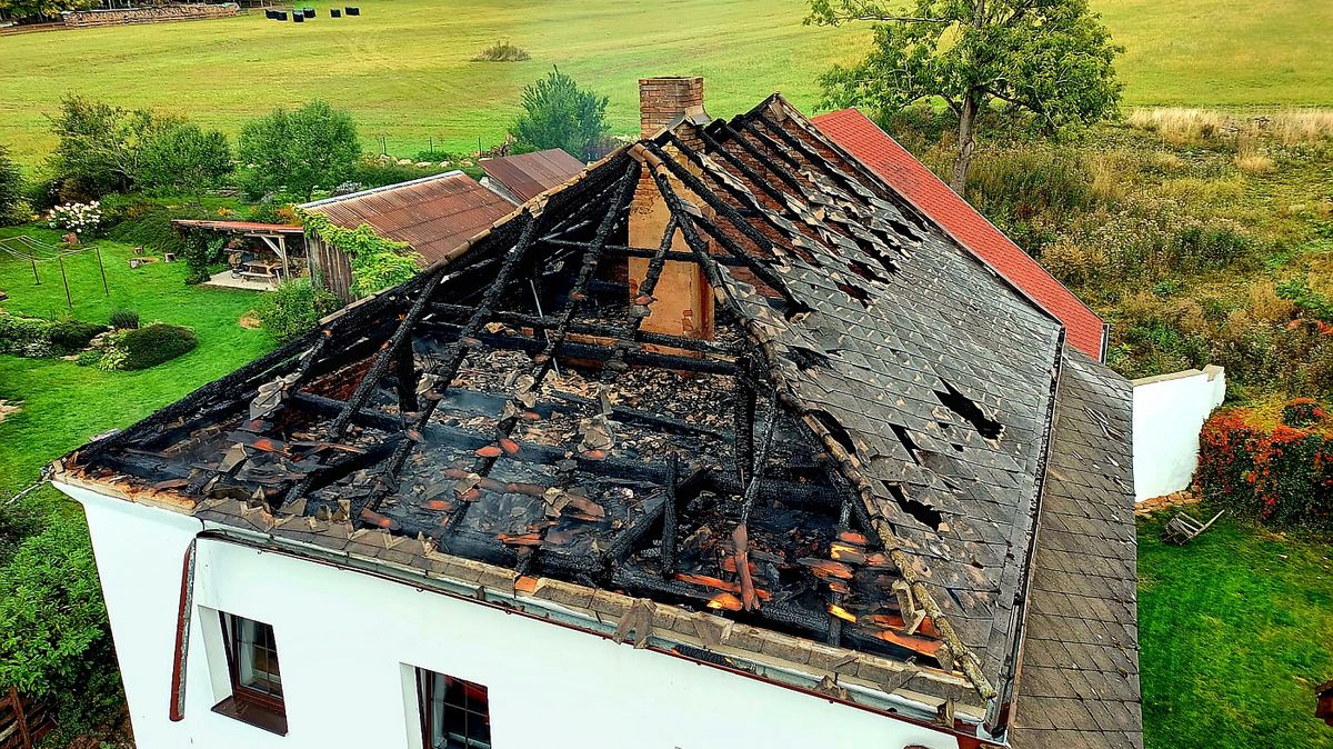 Plameny vyšlehly z půdy na střechu rodinného domu v Prachaticích, škoda za dva miliony